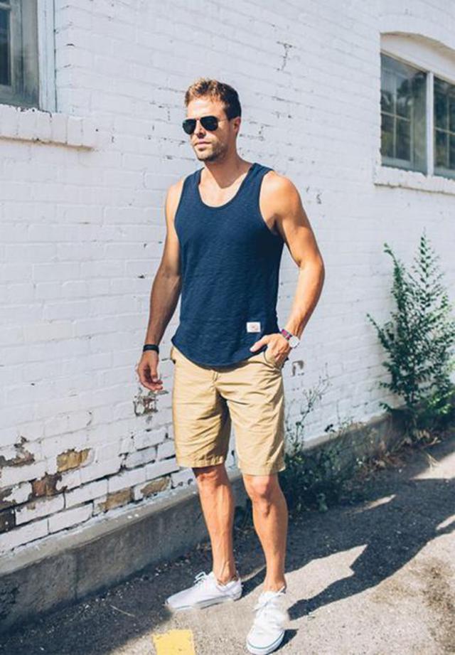 男士超级短裤怎么穿，一双长袜子不能少