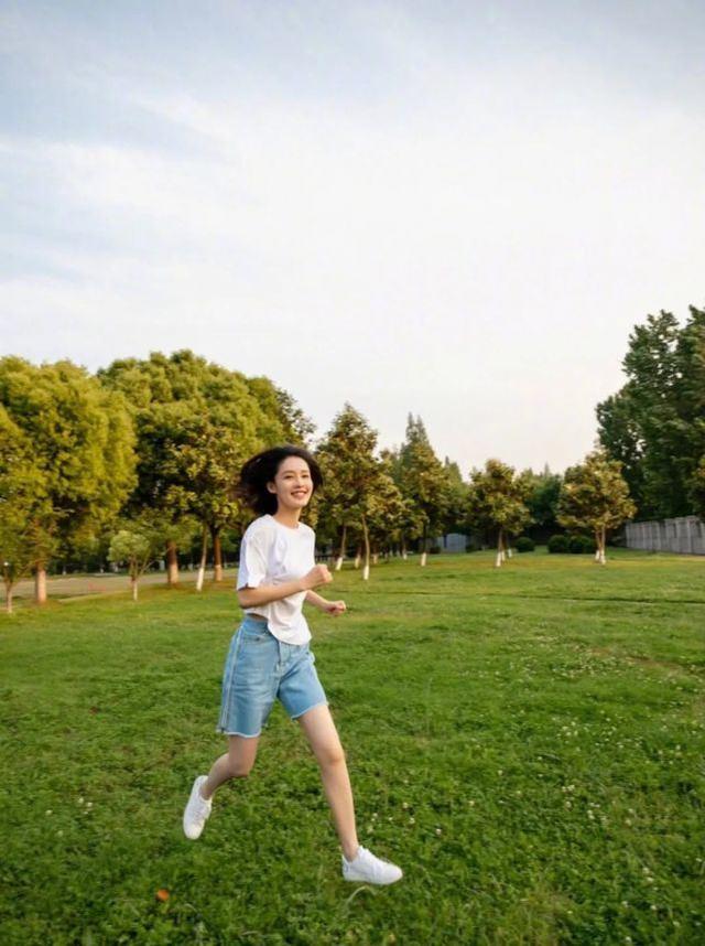 李沁現身機場，復古緊身上衣配皮裙秀「牛奶腿」，好身材一覽無遺 娛樂八卦吃瓜 第6张