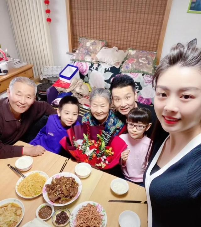 刘和刚和老婆相爱10年，刘和刚家中失窃百瓶老酒,娶小10岁娇妻儿女双全,租别墅为父母养老