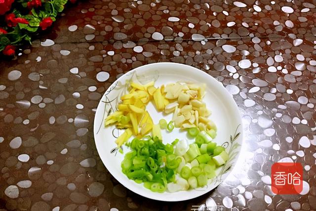 猪蹄炖海带和什么炖好吃，猪蹄学会这样做