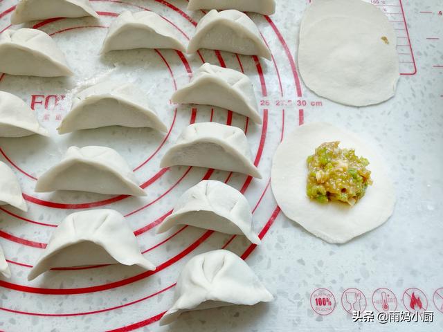 芹菜馅饺子怎么做，芹菜馅饺子怎么做好吃窍门（调饺子馅牢记“3放2不放”）