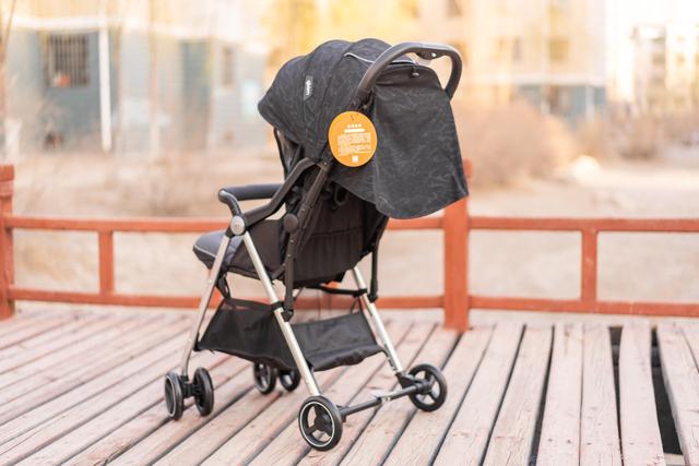 quinny婴儿推车折叠，这是给宝宝的第一辆座驾