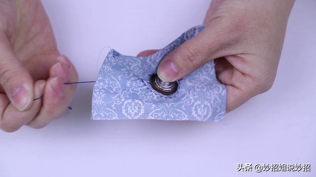 牛仔裤扣子怎么拆，牛仔裤的扣子怎么拿掉（一招教你在家就能解决问题）