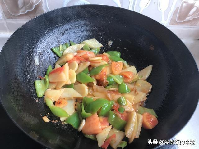 尖椒土豆片儿怎么炒的，家常的做法饭店的味道
