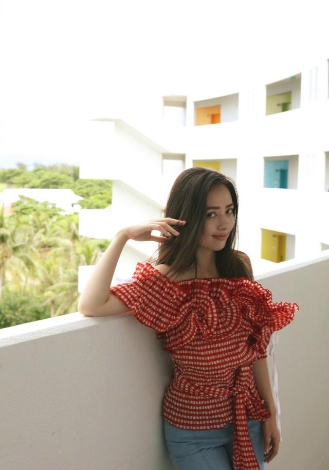 郭碧婷活動造型太吸睛！一身白色V領禮裙，高貴優雅盡顯女神范 娛樂八卦吃瓜 第6张