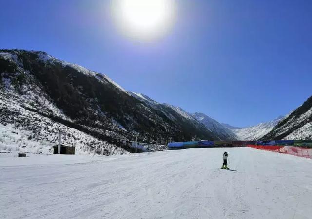 成都冬天适合滑雪的地方，气温陡降至1成都市区有雪但铺不起来
