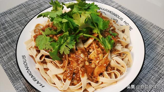 炒干豆腐的做法，怎样炒干豆腐好吃又简单（快手家常菜，芹菜炒豆腐干）