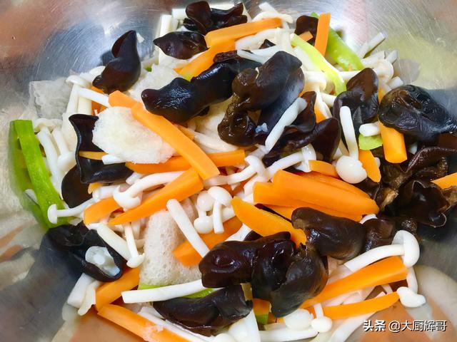 清水辟谷复食食谱，那晚上就来个：炝拌西葫芦
