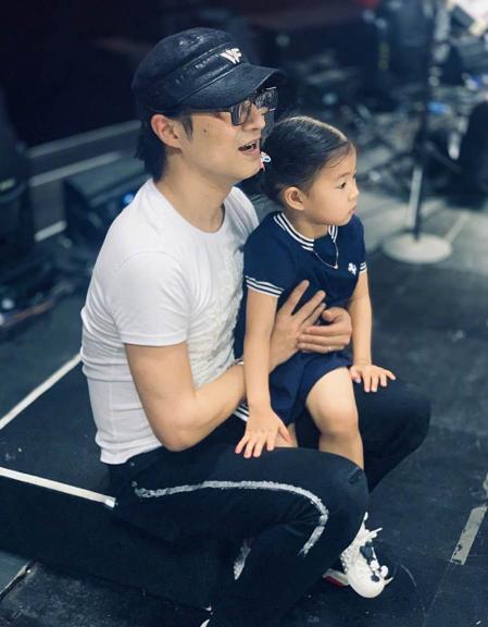 窦靖童同款西装裤，窦靖童登《VOGUE+》八月封面