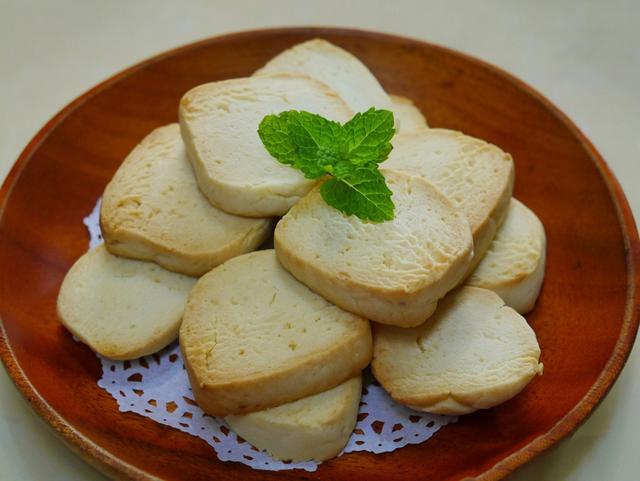 最简单的牛奶饼干，超级纯牛奶饼干的做法（在家自制小零食）