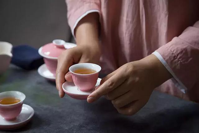 与其赶着人挤人，与亲朋好友奔赴一场叹茶之约