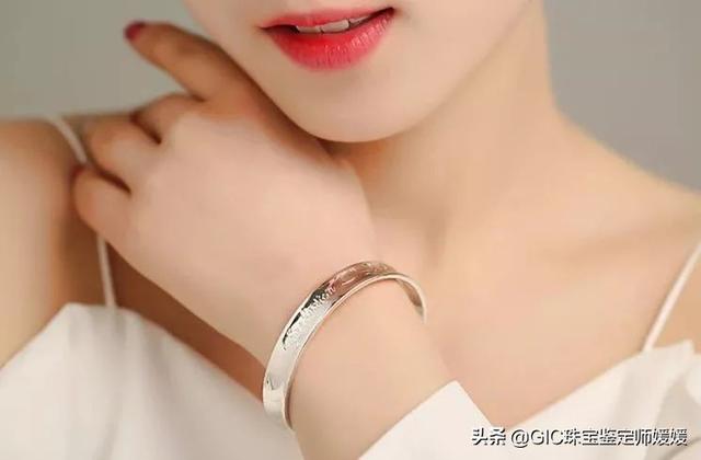 什么银手镯最好，现在流行什么款式的银手镯好看