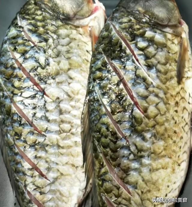 怎样做鲤鱼汤好喝又不腥，做清炖鲤鱼记住这3个关键汤白肉嫩