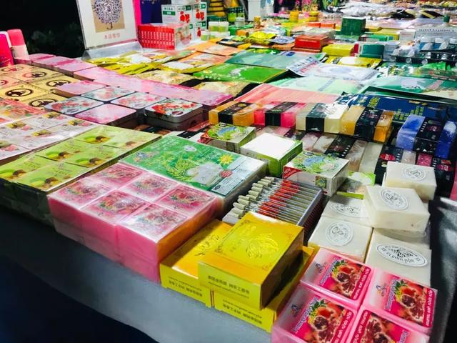 西双版纳江边夜市，西双版纳最火爆的夜市（到西双版纳一定要知道的五件事）