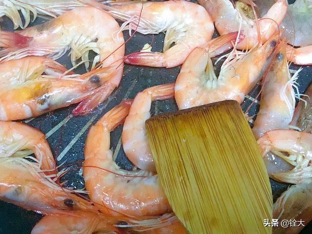 白灼虾蘸料怎么调，白灼大虾蘸料的调制方法（简单快手又下饭的白灼虾吃起来那叫一个香）