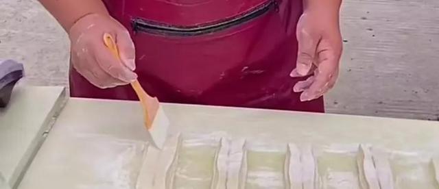 膨松剂炸油条配方，复合膨松剂制作油条方法（做出跟市面一样金黄松软油条）