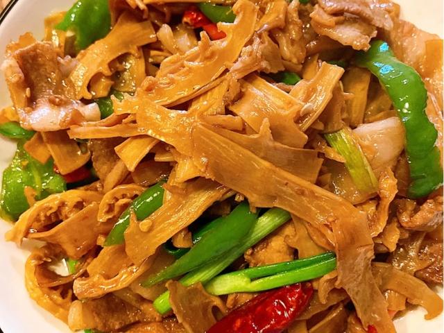 老笋干炒腊肉正宗做法，埋藏在儿时记忆里的那道笋干炒肉