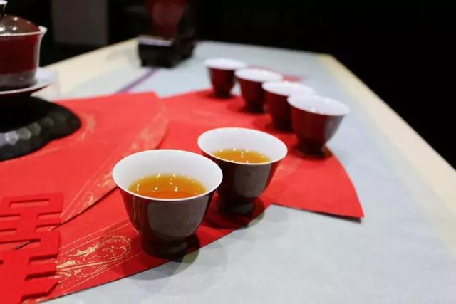 与其赶着人挤人，与亲朋好友奔赴一场叹茶之约