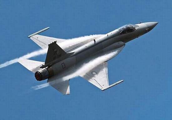 枭龙战斗机对比阵风，单外援对抗满配优势阵容