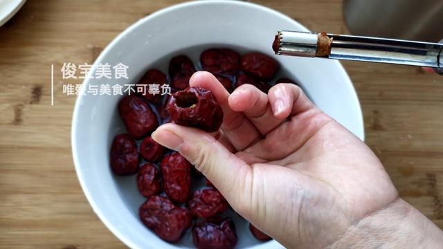 年糕是一种软糯香甜的美食，但这几个人群多吃一口都有麻烦