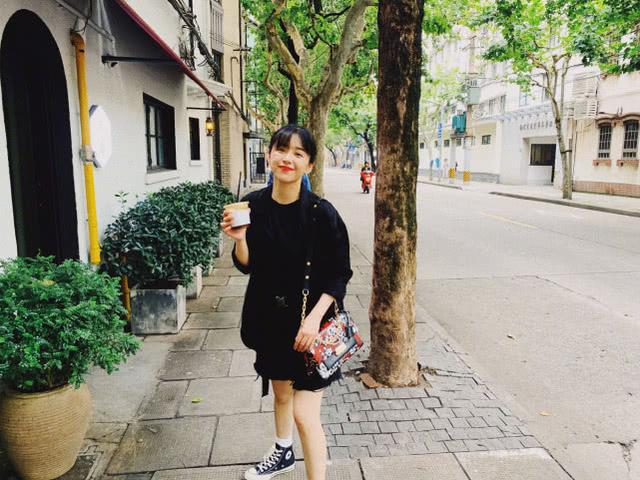 闞清子長發太美！白色收腰連衣裙氣質優雅甜美，一改以往帥氣風 娛樂八卦吃瓜 第7张