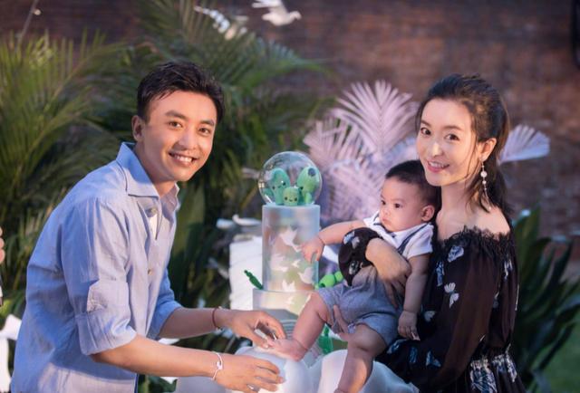 李佳航李晟微博公开恋情，网曝李晟李佳航正式离婚