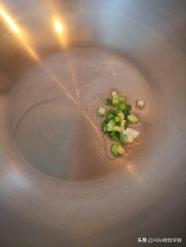 百合怎么炒好吃，炒百合怎么炒最好吃（百合炒之前要先处理一下）