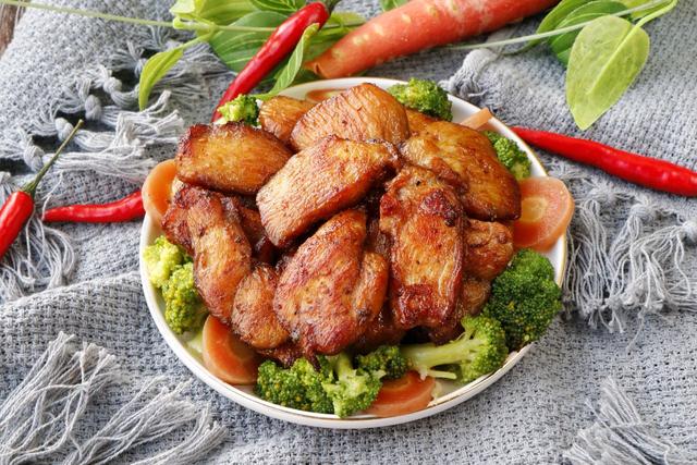 超简单香煎鸡胸肉正宗做法，好吃不胖的低脂鸡胸肉