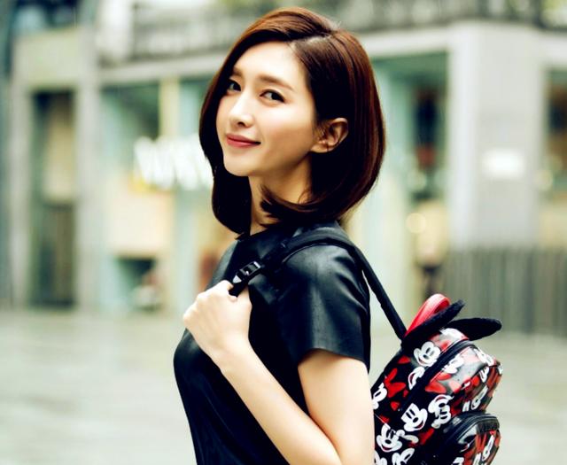 江疏影跟胡歌合照素颜，三十而已江疏影坎坷感情史