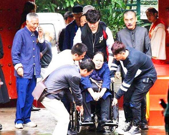 71岁斯琴高娃近况曝光，跟老艺术家聚餐喝酒助兴