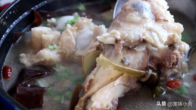 猪骨头汤怎么熬最好喝，大骨头汤这样熬才好喝（骨头汤怎么熬又鲜又浓）