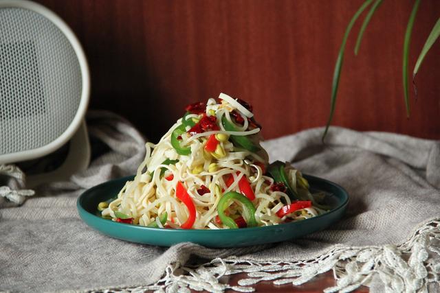 拌豆芽凉菜的做法，自制豆芽菜凉拌方法（快手菜凉拌黄豆芽）