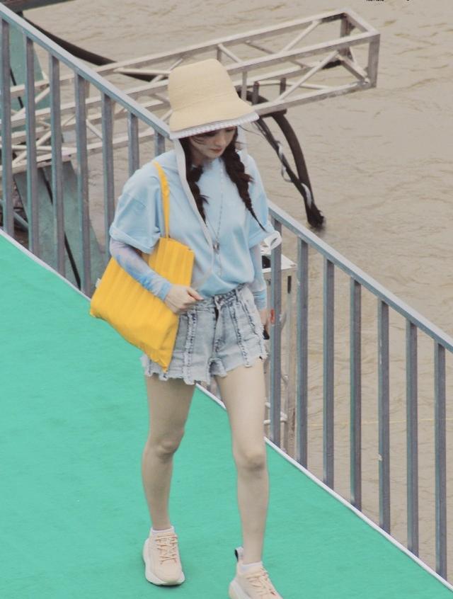 趙麗穎錄制綜藝美照曝光，穿著休閒卻很吸睛，化身時髦都市麗人 娛樂八卦吃瓜 第5张