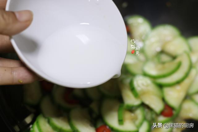 丝瓜怎么炒最好吃，炒丝瓜最正确的做法（保证丝瓜鲜嫩入味不出水）