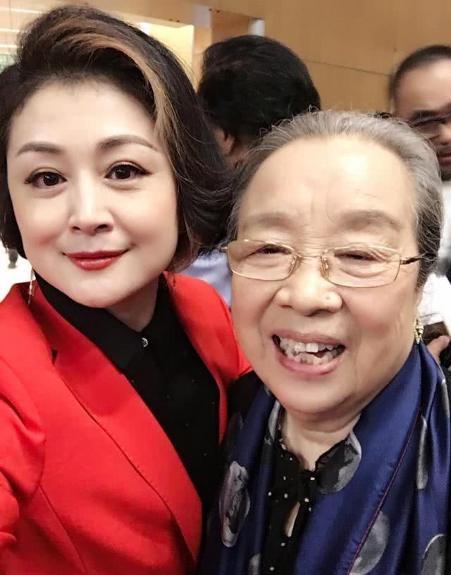 容嬷嬷李明启罕见近况曝光，86岁“容嬷嬷”李明启逛菜市场