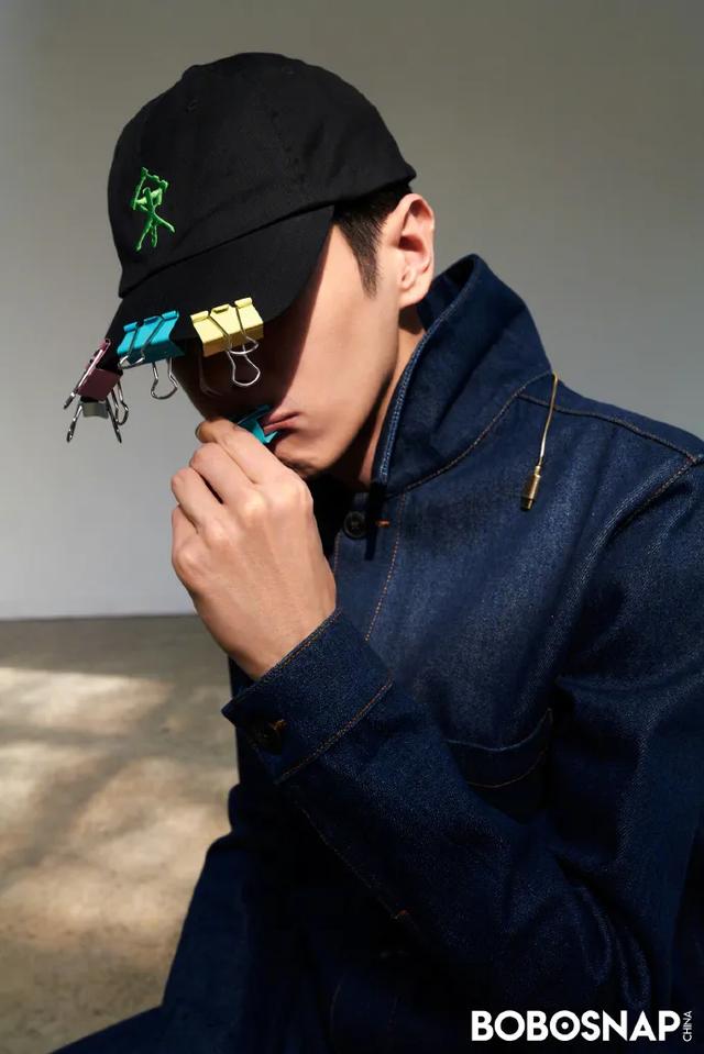 李宇春女装图片，李宇春穿搭卫衣（时尚大片红黑榜）