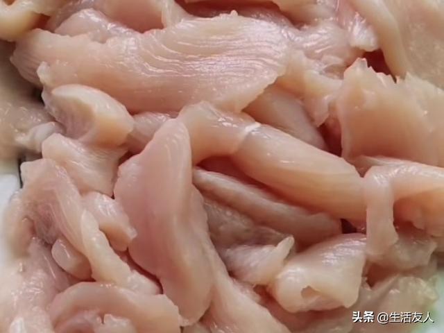 湖南辣椒炒鸡胸肉做法，1块鸡胸肉2个青辣椒