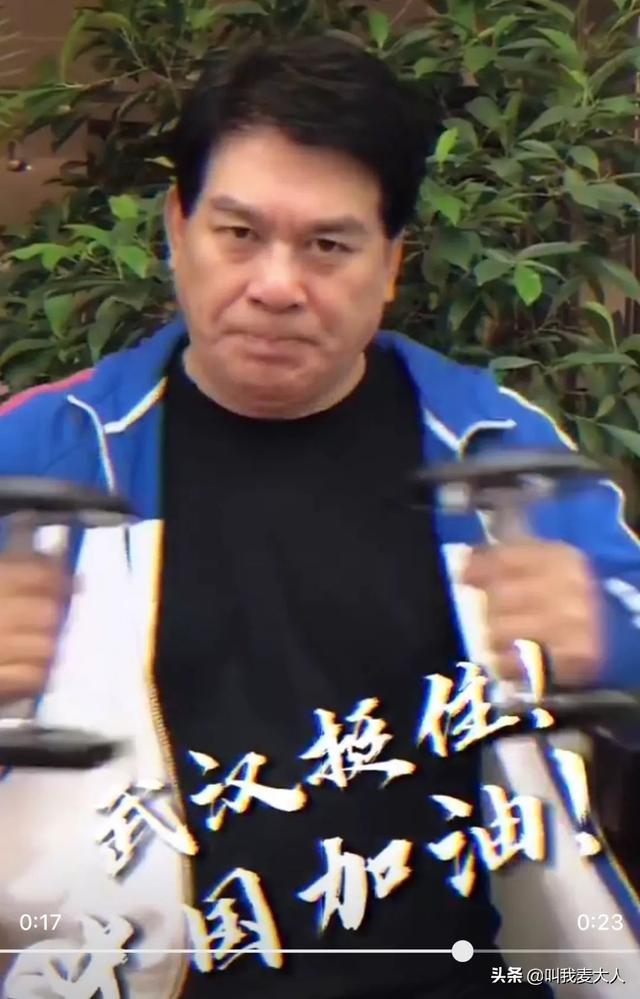 朱时茂春晚最新消息，与旗袍美女饮酒红光满面