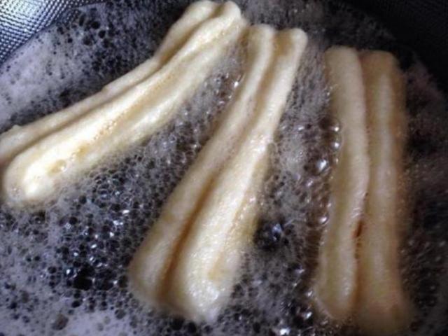 油条怎么样才能炸又酥又脆，用泡打粉和小苏打都不对