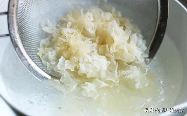 银耳怎样凉拌好吃，银耳怎么拌凉菜好吃