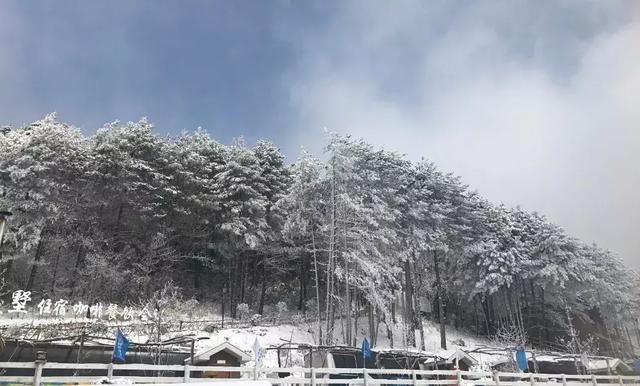 成都冬天适合滑雪的地方，气温陡降至1成都市区有雪但铺不起来