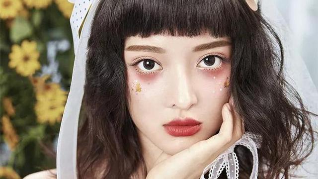 初学者如何正确戴美瞳，新手如何戴美瞳
