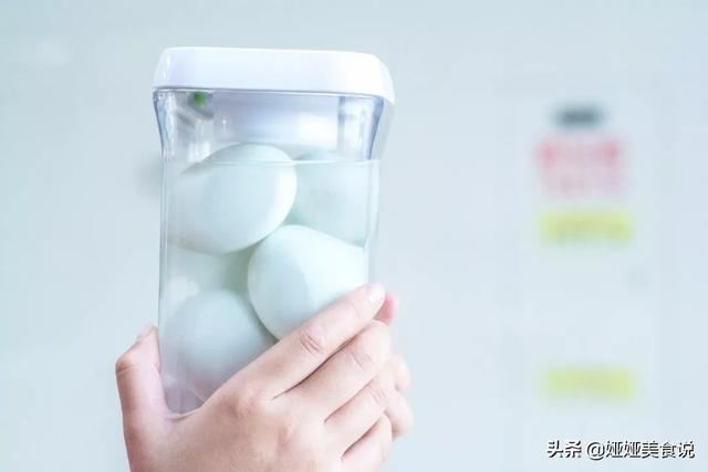 制作咸鸭蛋最简单的方法，想吃咸鸭蛋不用买