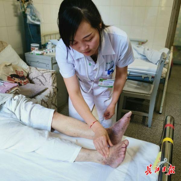 糖尿病腿部发红(糖尿病患者腿部起红点怎么回事)