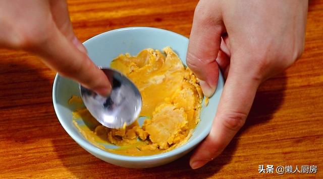 蛋炒飯該怎麼炒？這是電視中女廚師的做法，吃貨總裁被一碗飯降服 熱愛美食 第4张