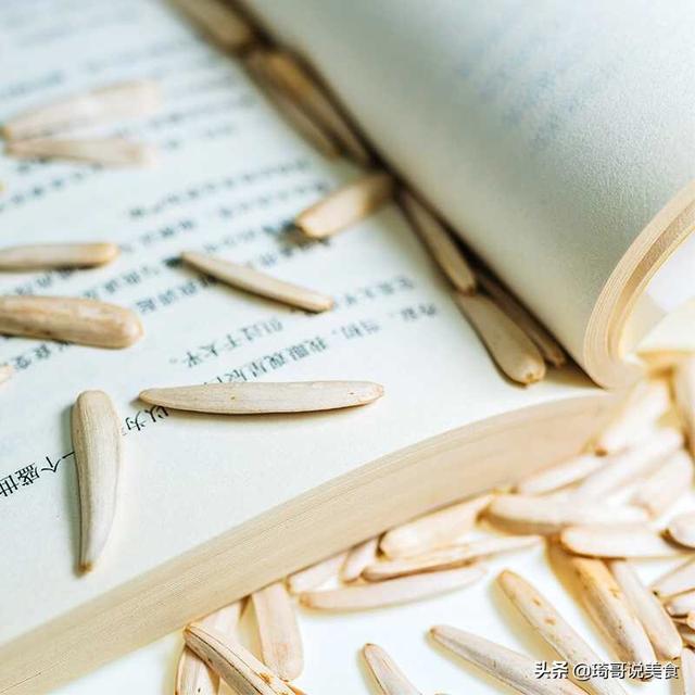 大板瓜子怎么做好吃又简单好剥，传统瓜子吃腻了