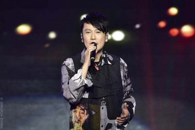 情歌王子张信哲演唱从开始到现在，潘玮柏王心凌信乐团都因此成名
