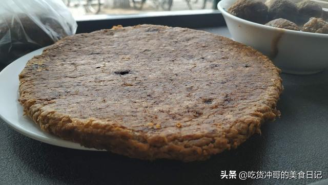 老北京小吃豆面丸子汤，老北京有一种早餐叫芝麻酱糖饼就绿豆面素丸子汤