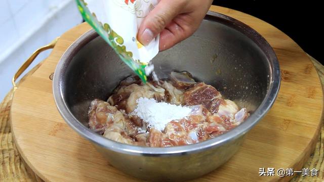 清炖排骨怎么做好吃，清炖排骨怎么炖好吃又简单的做法（清炖排骨这样做）