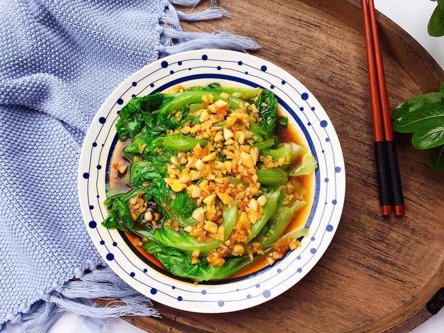 蒜蓉生菜怎么做，蒜蓉炒生菜怎么做好吃（蒜蓉生菜5分钟做好）